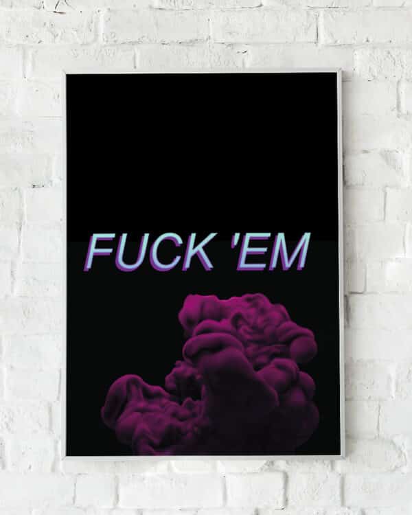 Plakat med teksten “FUCK 'EM” i lilla toner og mørk baggrund med lilla røgform, hængende på hvid murstensvæg.