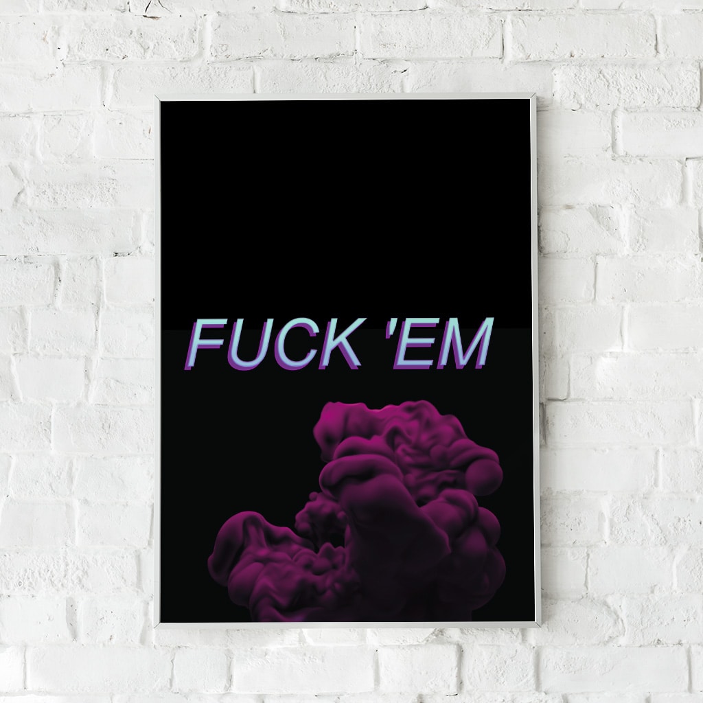 Plakat med teksten “FUCK 'EM” i lilla toner og mørk baggrund med lilla røgform, hængende på hvid murstensvæg.