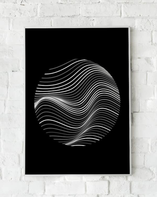 Grafisk plakat med hvide, bølgende linjer i cirkel på sort baggrund, hængende på hvid murstensvæg.