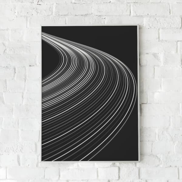Sort plakat med hvide, buede linjer i bevægelse – moderne, grafisk design hængende på hvid murstensvæg.