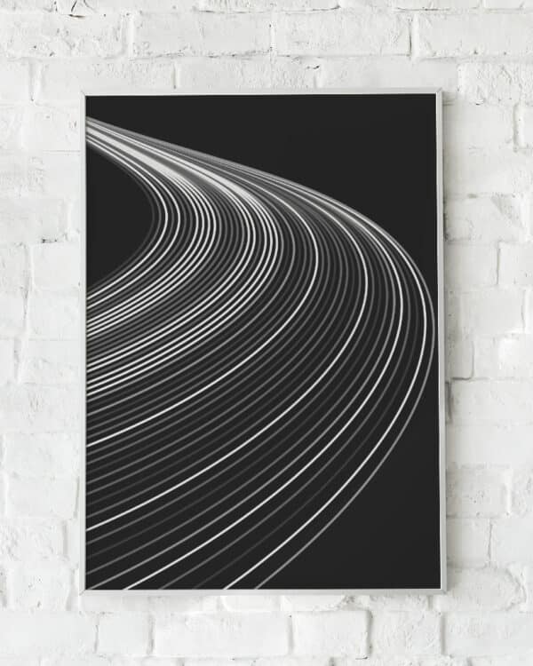Sort plakat med hvide, buede linjer i bevægelse – moderne, grafisk design hængende på hvid murstensvæg.