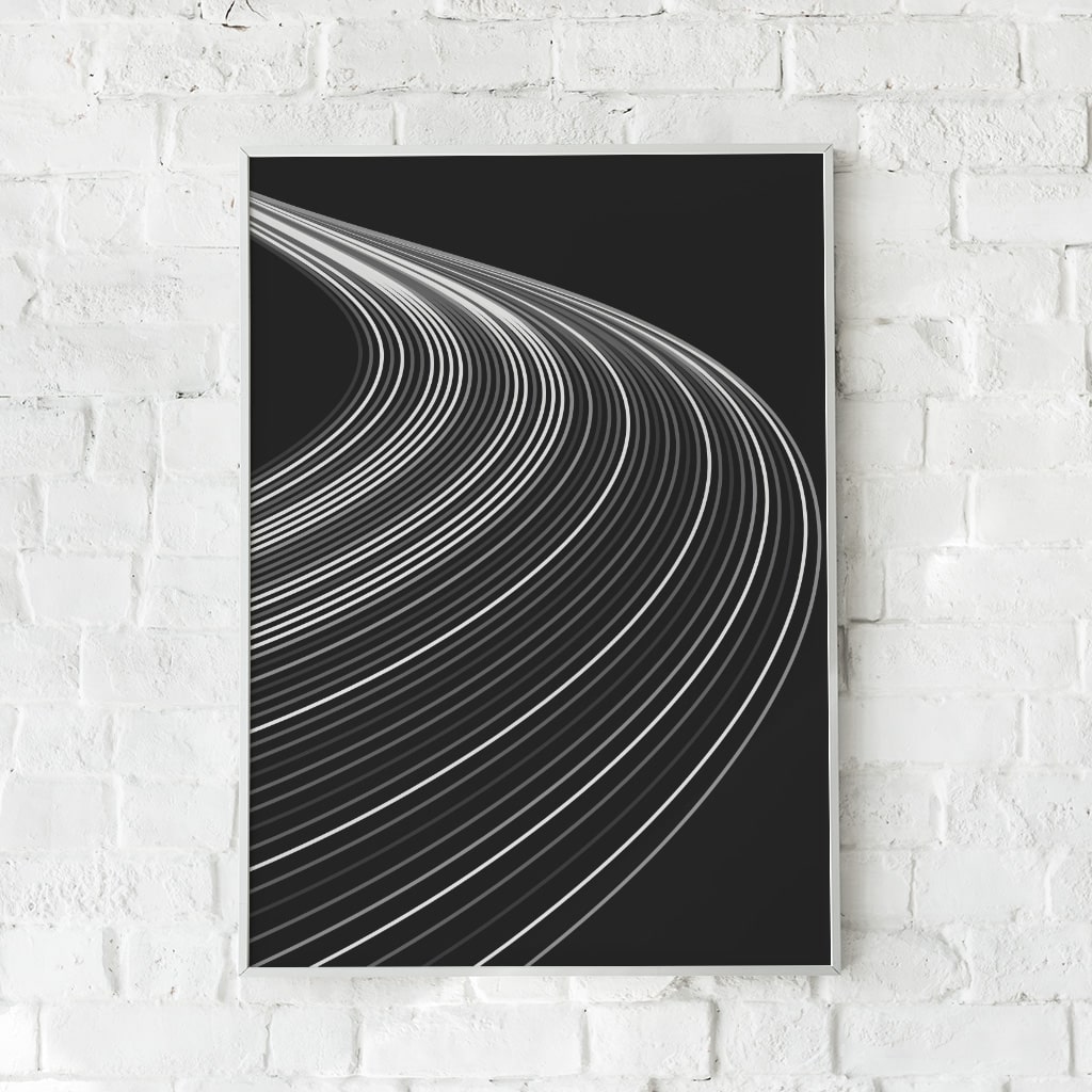 Sort plakat med hvide, buede linjer i bevægelse – moderne, grafisk design hængende på hvid murstensvæg.
