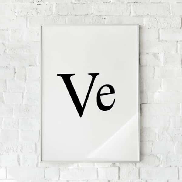 Hvid plakat med sort serif-typografi, der viser teksten “Ve”, hængende på hvid murstensvæg.