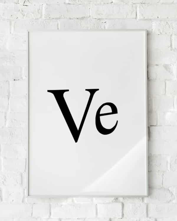 Hvid plakat med sort serif-typografi, der viser teksten “Ve”, hængende på hvid murstensvæg.