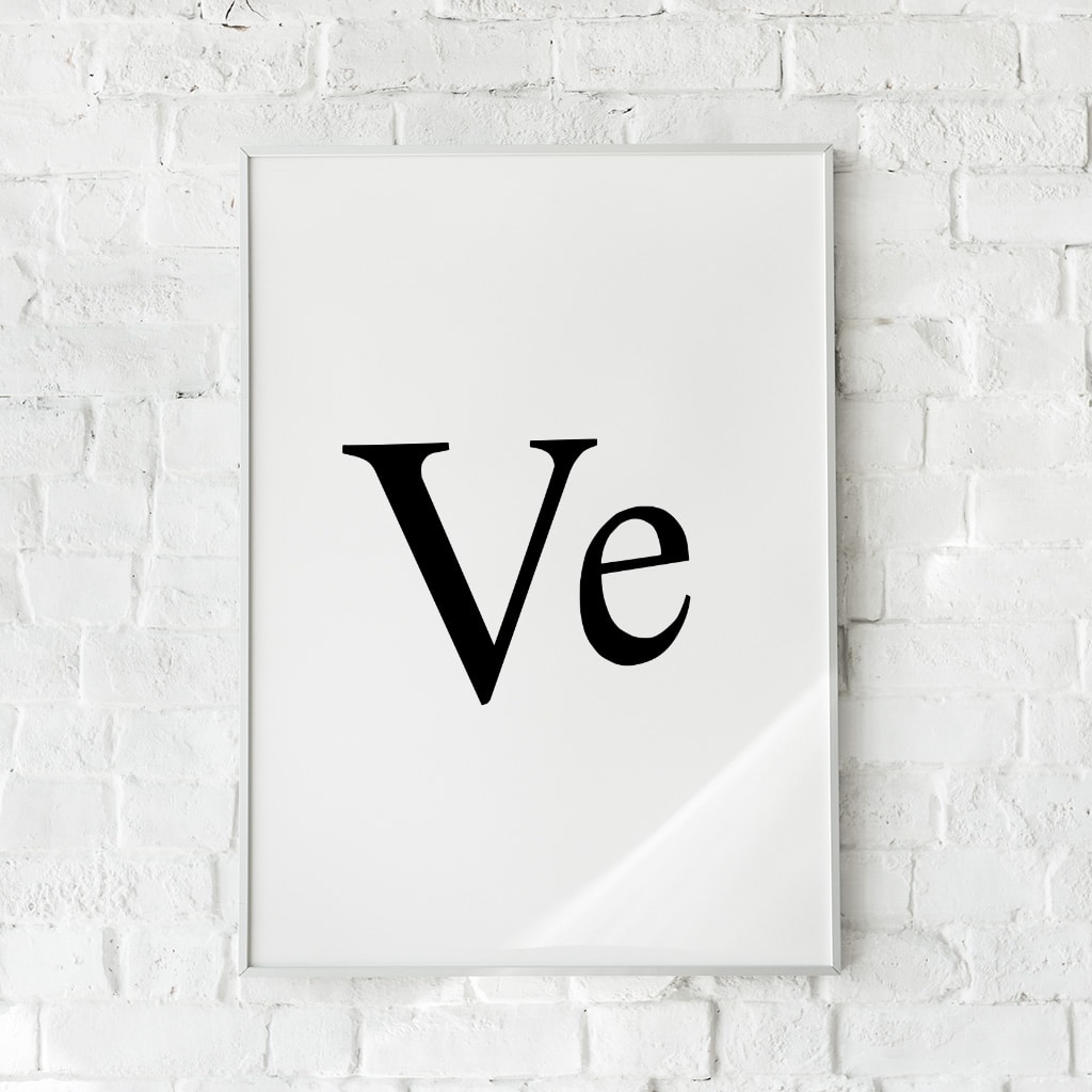 Hvid plakat med sort serif-typografi, der viser teksten “Ve”, hængende på hvid murstensvæg.