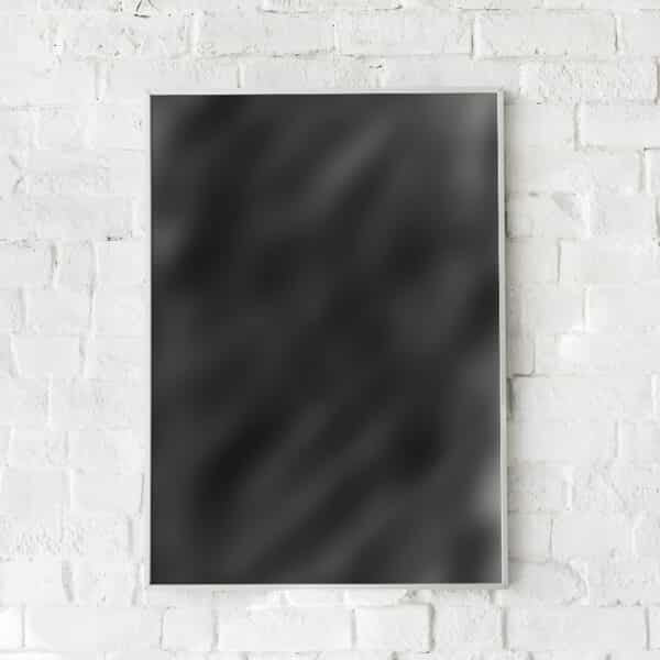 Sort abstrakt plakat med minimalistisk design hængende på hvid murstensvæg.