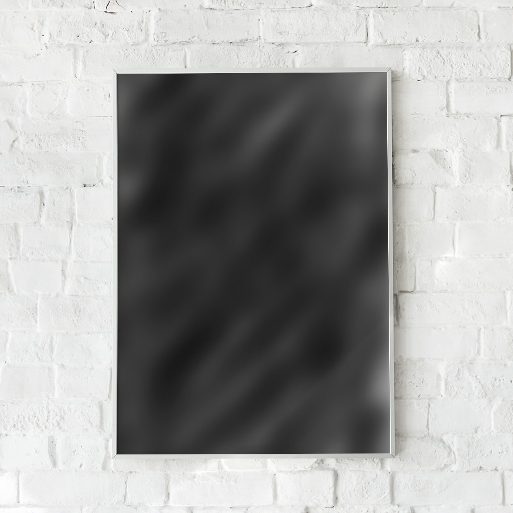 Sort abstrakt plakat med minimalistisk design hængende på hvid murstensvæg.